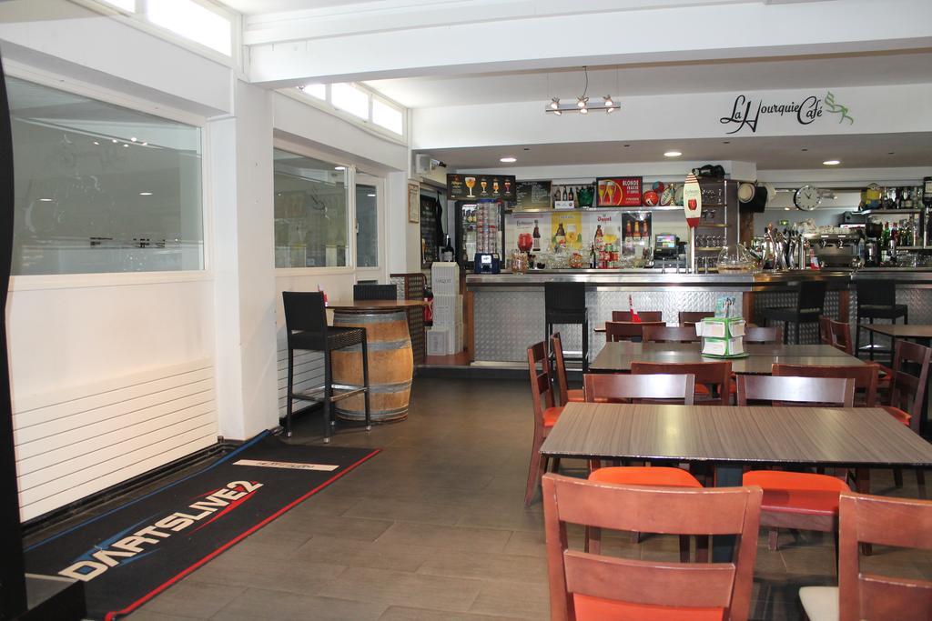 Отель La Hourquie Cafe Morlaas Экстерьер фото