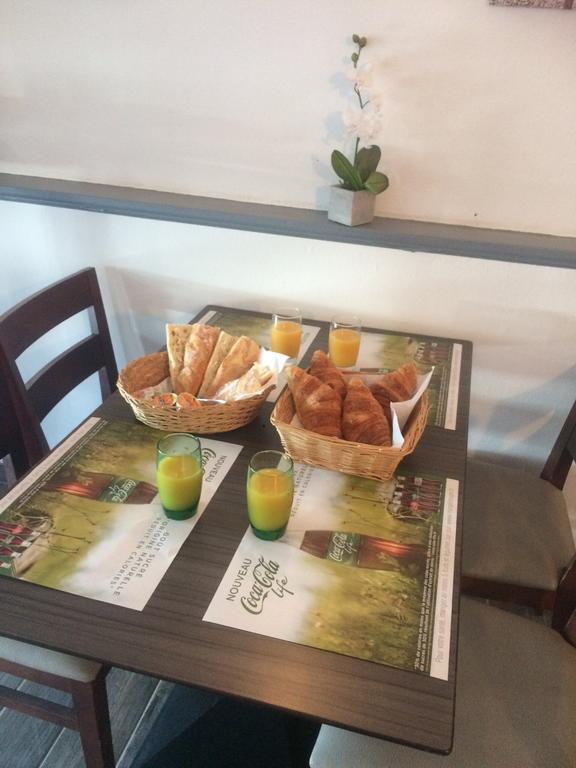 Отель La Hourquie Cafe Morlaas Экстерьер фото