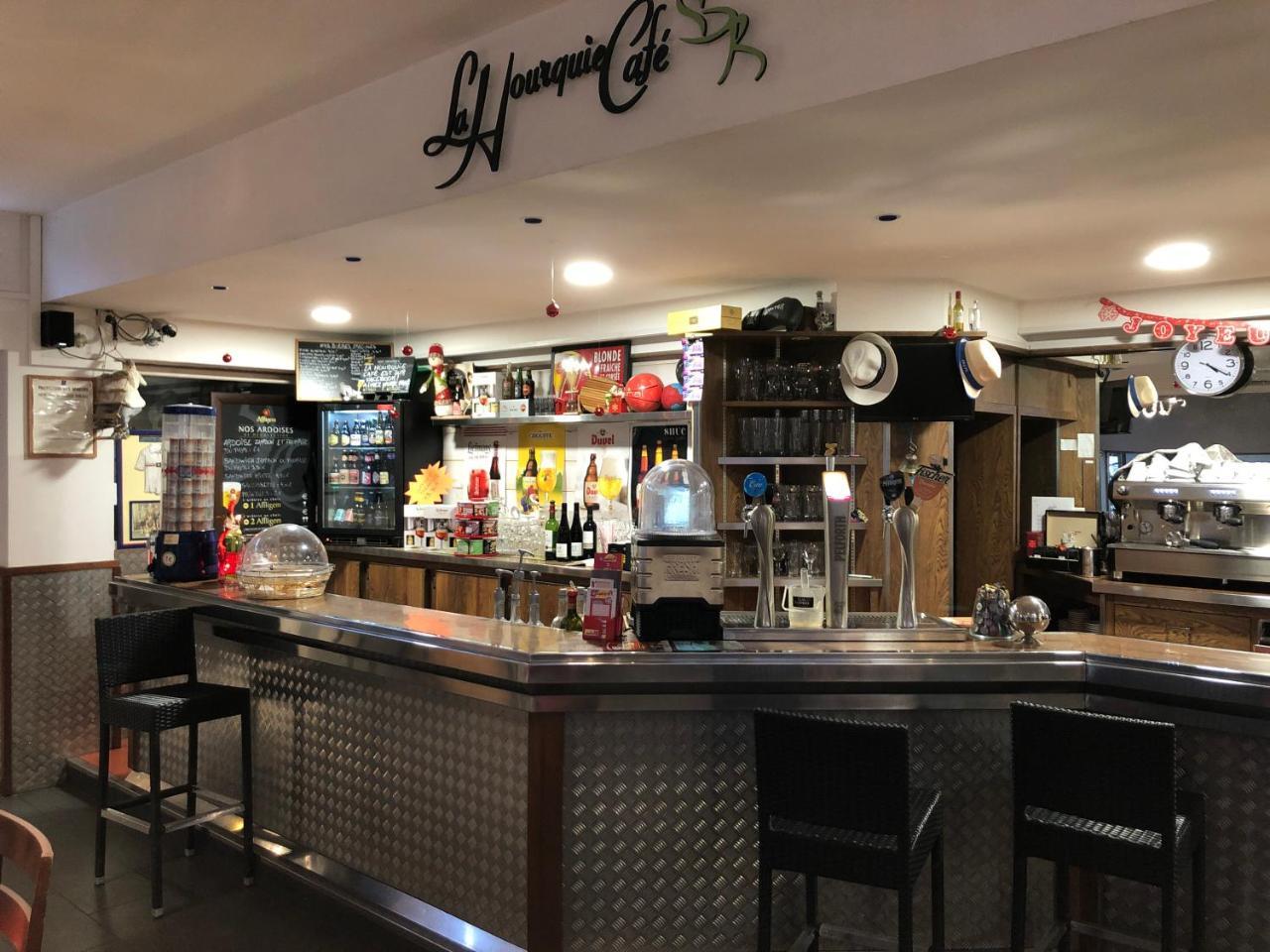Отель La Hourquie Cafe Morlaas Экстерьер фото