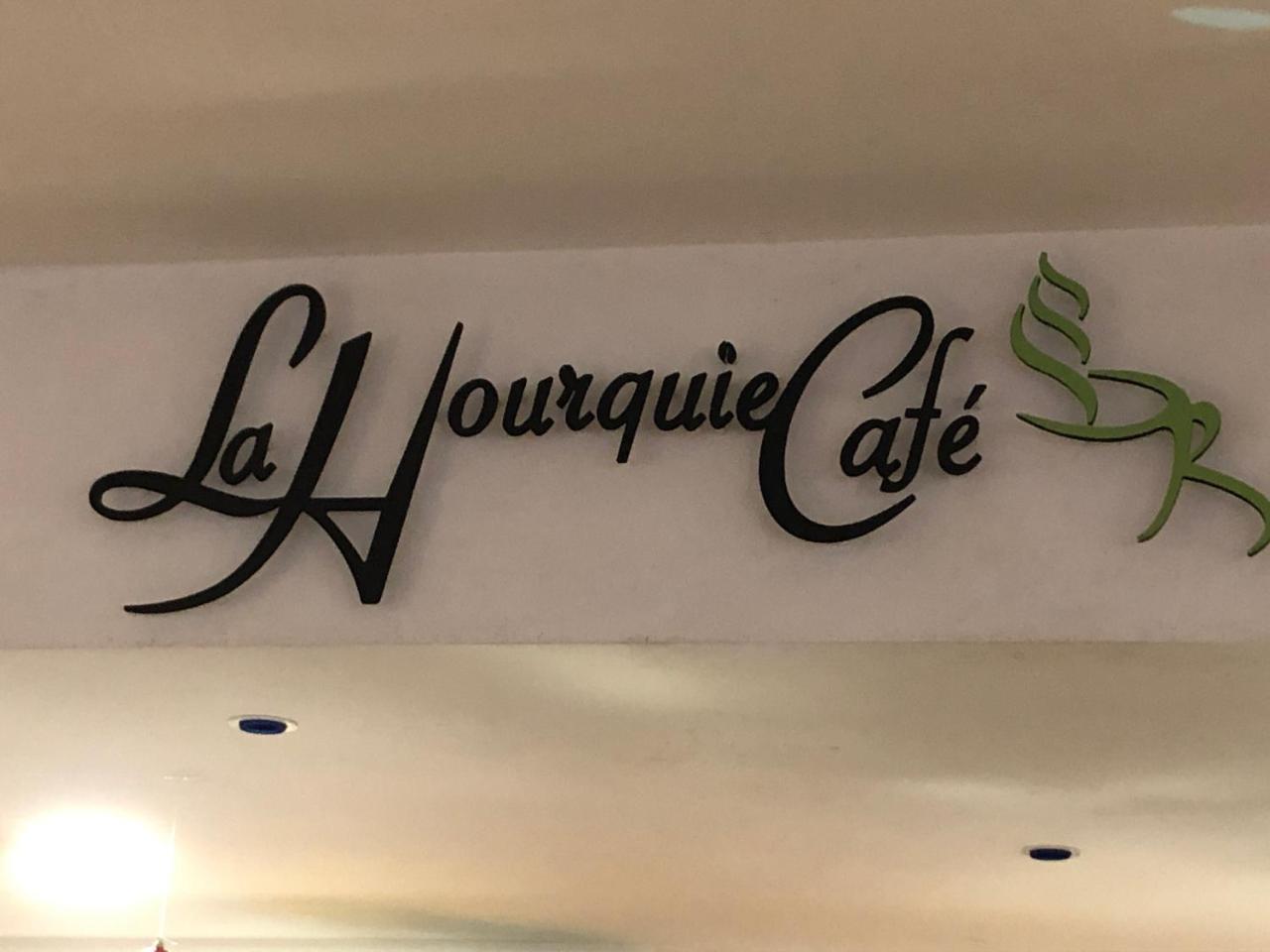 Отель La Hourquie Cafe Morlaas Экстерьер фото